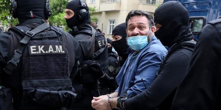 Türk bayrağını yırtan 'ırkçı vekil', Atina'ya gönderildi
