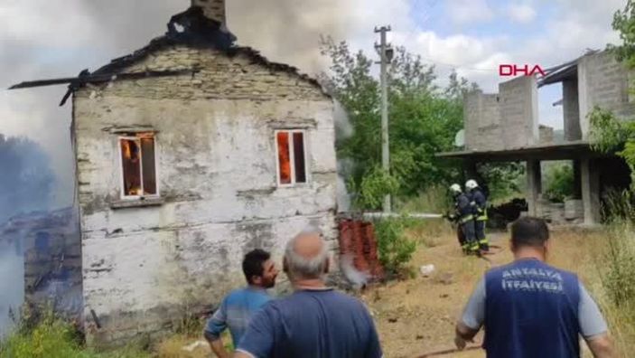 d Antalya'da anne ve babasını kaybeden genç, evini yaktı