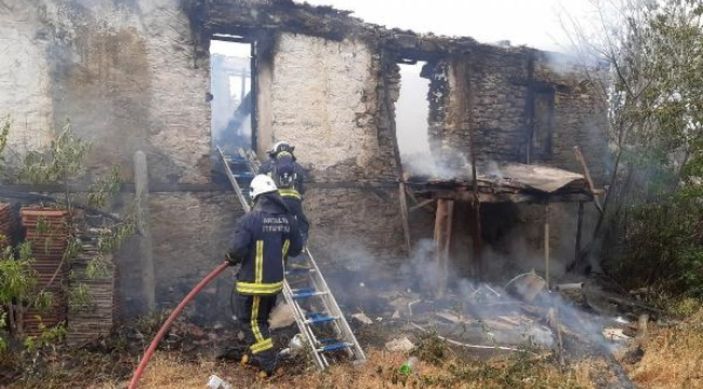 d Antalya'da anne ve babasını kaybeden genç, evini yaktı
