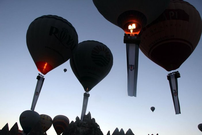 Şampiyonluk kutlanıyor: Kapadokya'da balonlar 'Beşiktaş' bayrakları ile havalandı