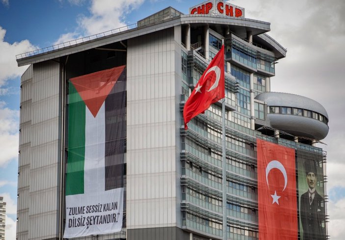 CHP Genel Merkezi'ne Filistin bayrağı asıldı