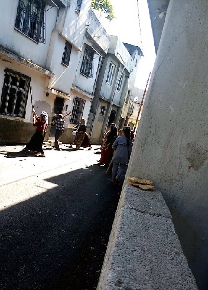 Adana’da babalarının kaçırıldığını öne sürüp, eve saldırdılar