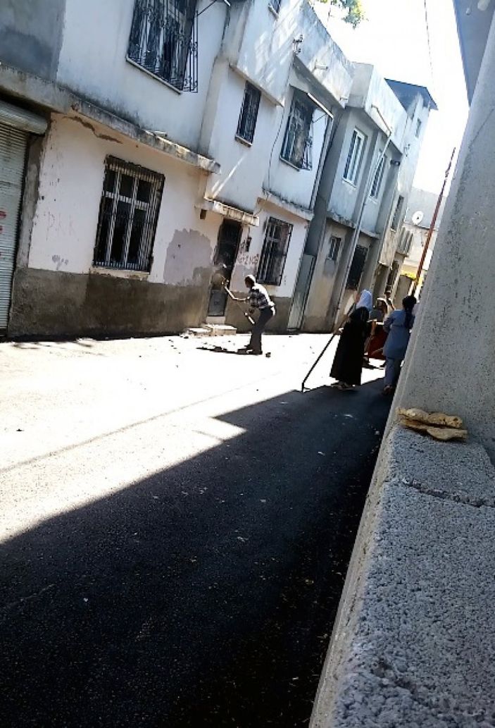 d Adana’da babalarının kaçırıldığını öne sürüp, eve saldırdılar