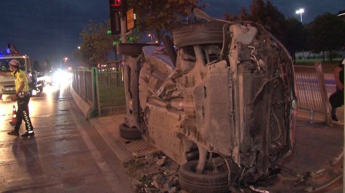 Pendik'te hız yapan sürücü takla attı