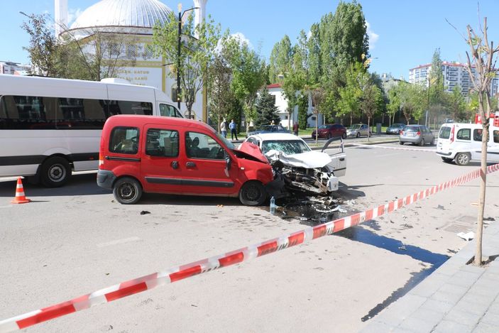 Sivas’ta iki araç kafa kafaya çarpıştı