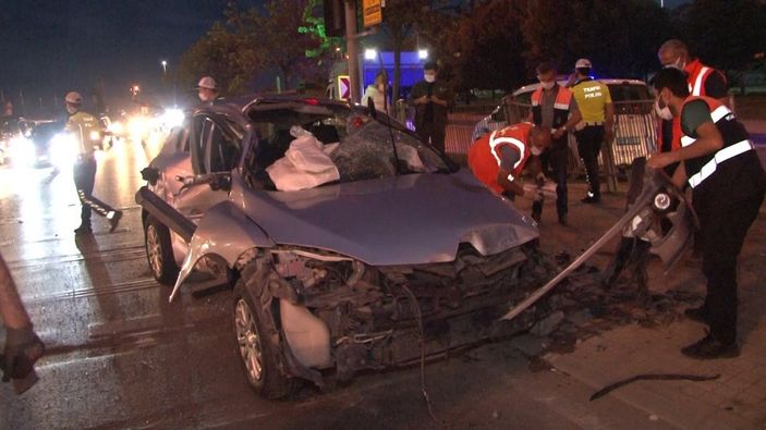 Pendik'te hız yapan sürücü takla attı