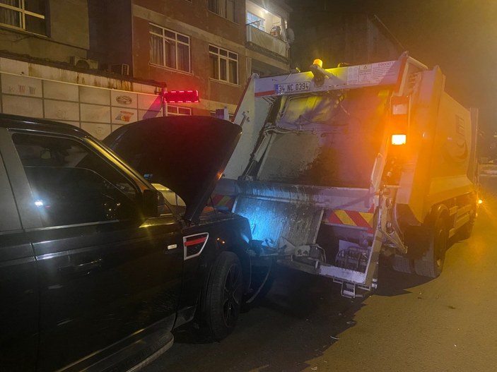 Ataşehir'de lüks ciple çöp kamyonuna çarptı