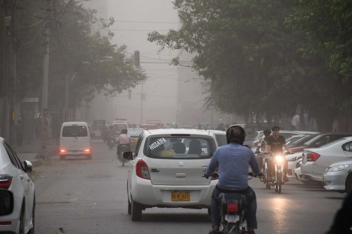 Pakistan'da kum fırtınası: 5 ölü