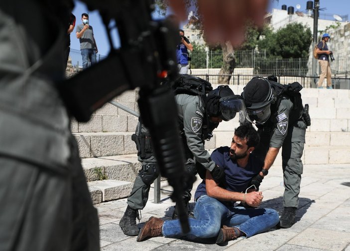 İsrail polisi, Şam Kapısı'nda toplanan Filistinlilere saldırdı