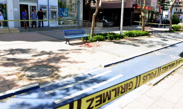 d Adana'da yolda yürürken silahlı saldırıya uğradı