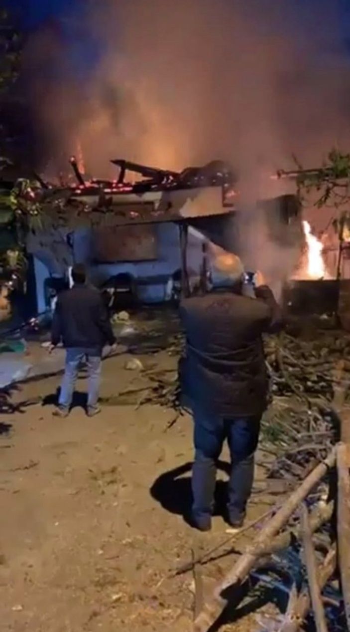 Trabzon'da yanan ev küle döndü