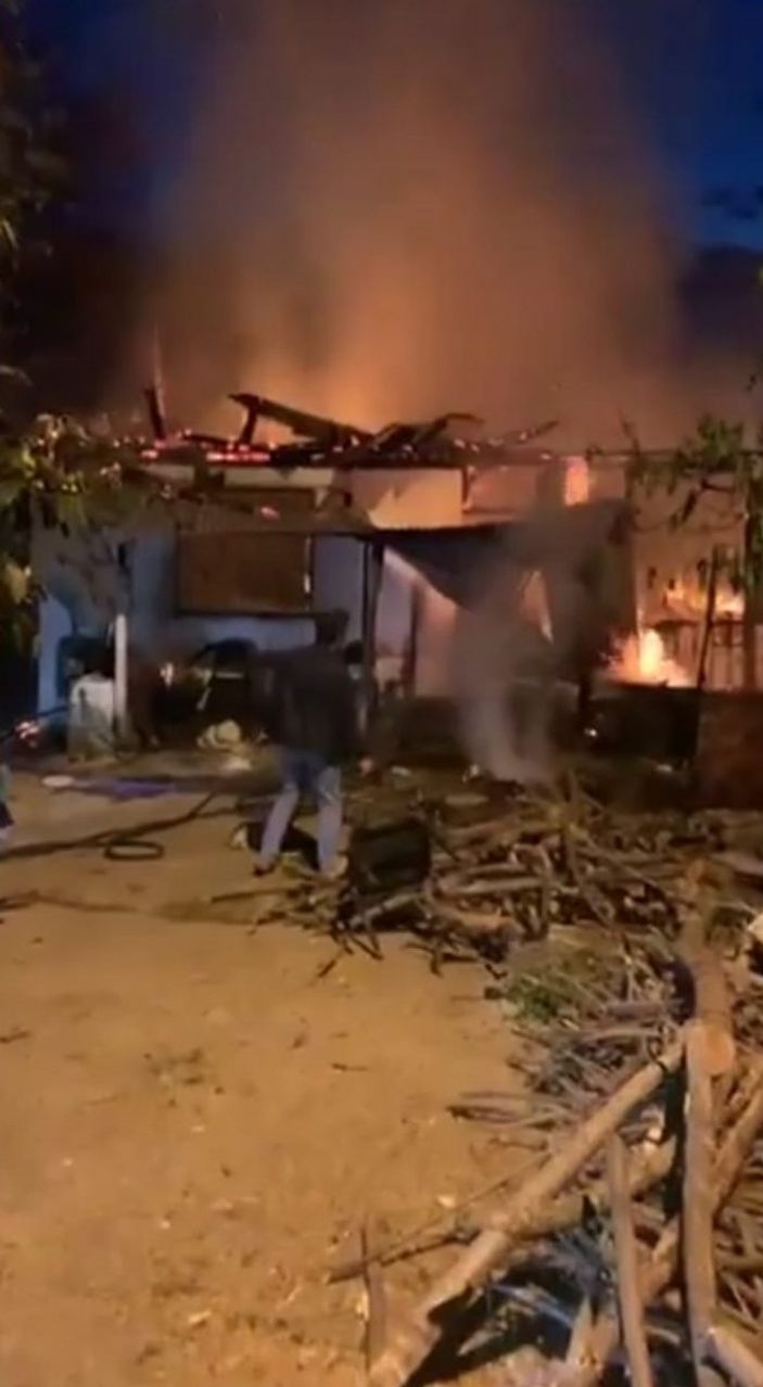 Trabzon'da yanan ev küle döndü