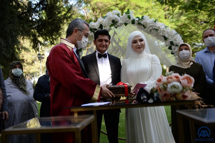 Kahramanmaraş'ta önce şehit babasının mezarını ziyaret etti ardından nikah salonuna gitti