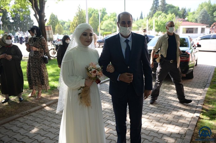 Kahramanmaraş'ta önce şehit babasının mezarını ziyaret etti ardından nikah salonuna gitti