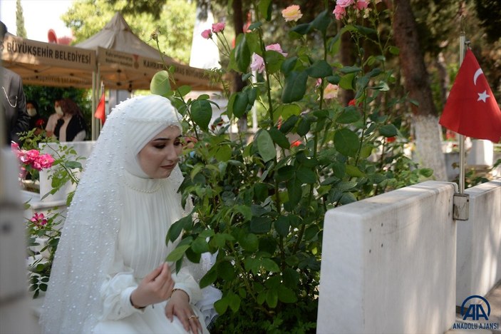 Kahramanmaraş'ta önce şehit babasının mezarını ziyaret etti ardından nikah salonuna gitti