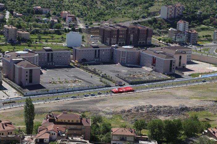 Nevşehir Kalesi’nde dev Türk bayrağı açıldı