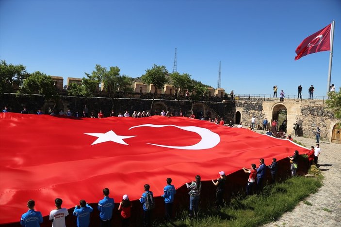 Nevşehir Kalesi’nde dev Türk bayrağı açıldı