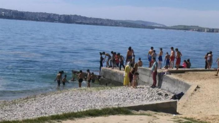 Beylikdüzü'nde denize girenler kameraya yansıdı