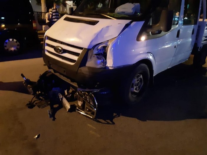 İzmir'de kamyonetin çarptığı iki çocuk yola savruldu