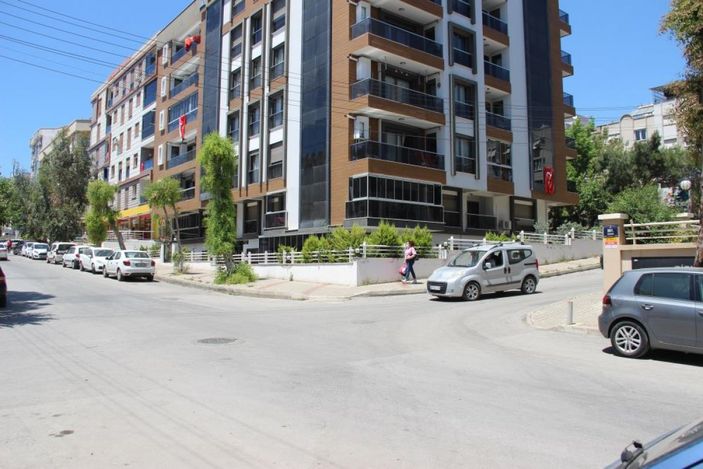 i İzmir'de kamyonetin çarptığı iki çocuk yola savruldu