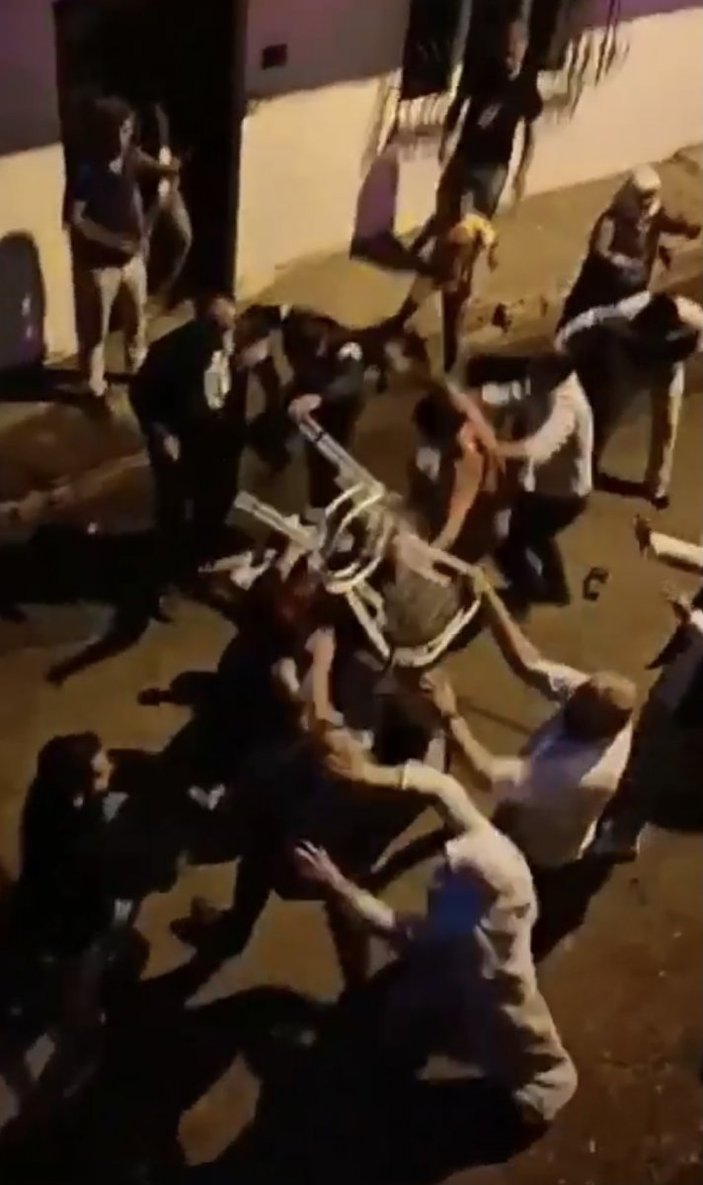 Bursa’da sokak kavgası: Taş, sopa sandalyeler ile saldırdılar