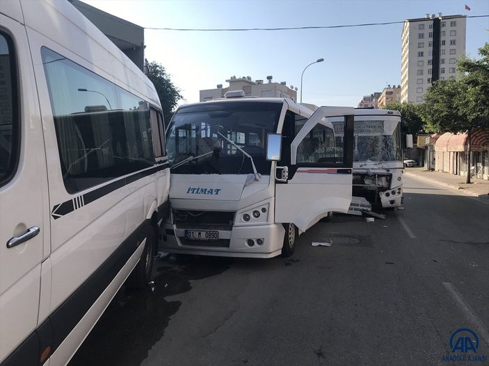 Adana’da zincirleme kaza: Otobüs minibüse çarptı