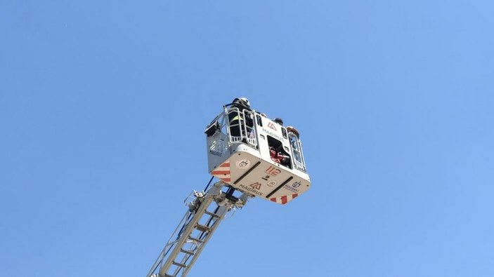 Kocaeli'de, 30 metre yükseklikte çalışan işçi baygınlık geçirdi
