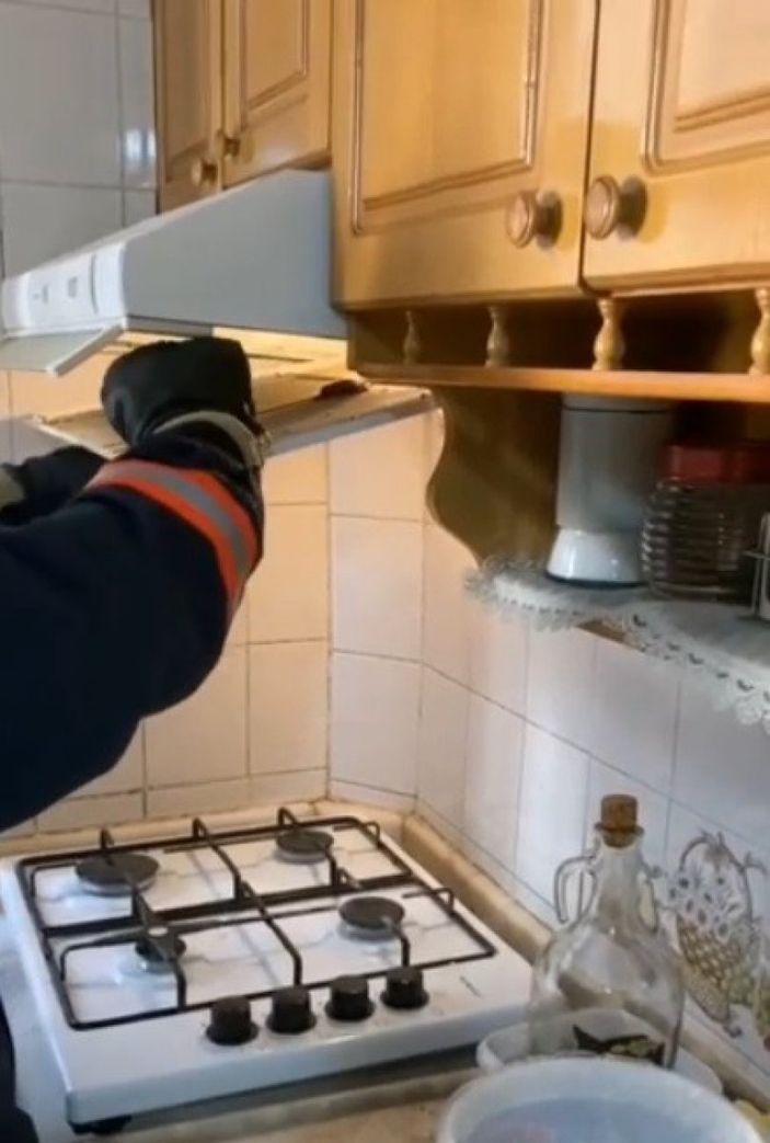 İ Mersin'de yarasalar, mutfaktaki davlumbaza girdi