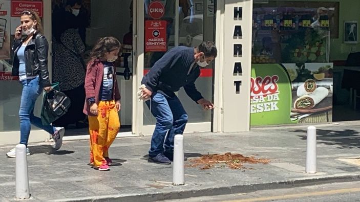 i Kağıthane’de çocuğuyla yürürken başına saksı düştü