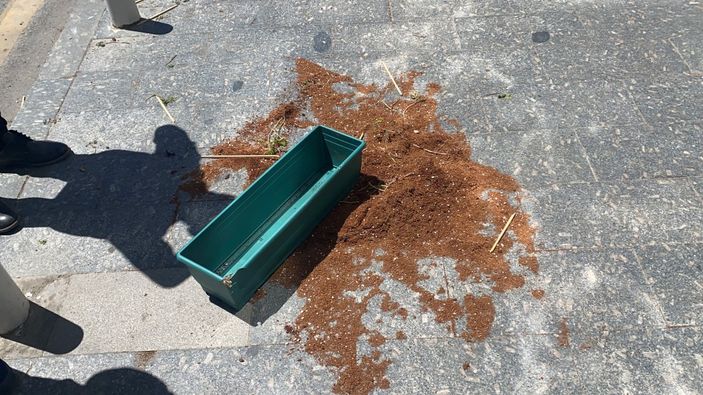 i Kağıthane’de çocuğuyla yürürken başına saksı düştü