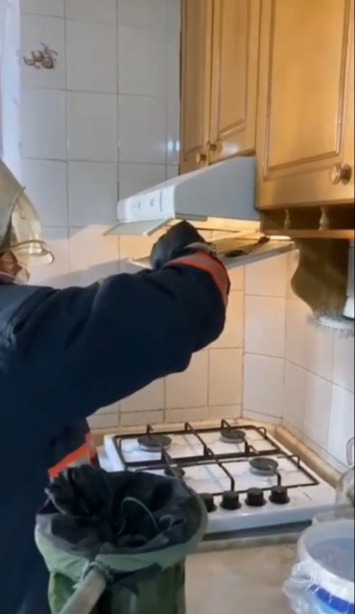 İ Mersin'de yarasalar, mutfaktaki davlumbaza girdi