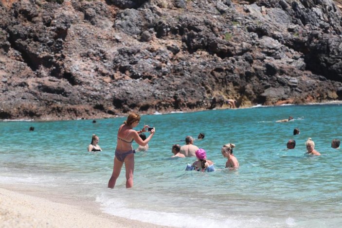 Alanya'da yerli ve yabancı turistler plajlara akın etti