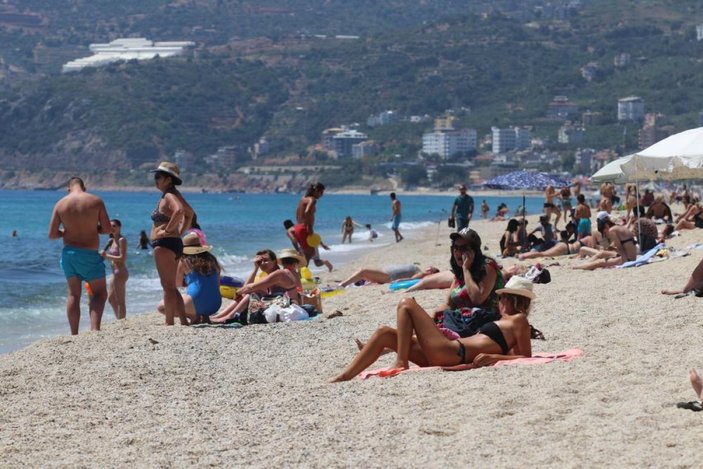 Alanya'da yerli ve yabancı turistler plajlara akın etti