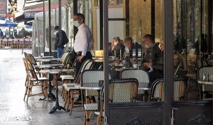 Macron, Fransa Başbakanı Castex ile kafede
