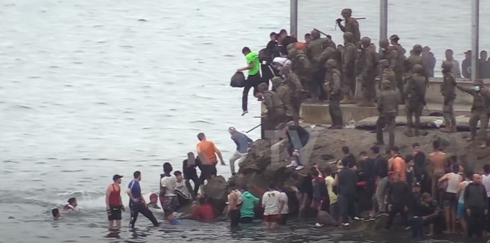 İspanyol askerleri, mültecileri denize döktü