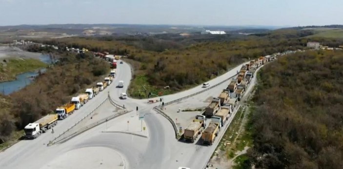 Arnavutköy’de 'hafriyat kamyonu terörü' kameraya yansıdı