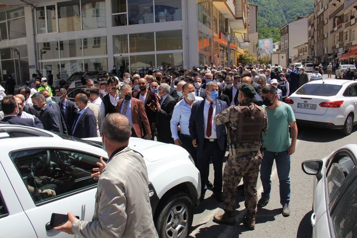 İyi Parti heyeti Rize'de esnafı yumrukladı