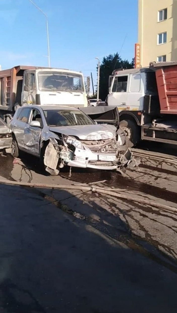 Rusya’da kamyonun freni boşaldı, 8 aracı ezdi