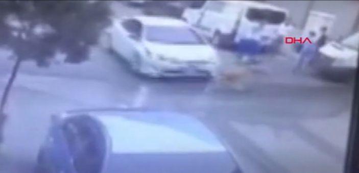 d İstanbul’da bisiklete binen çocuklara otomobil çarptı