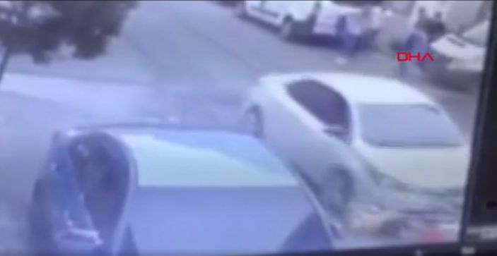 d İstanbul’da bisiklete binen çocuklara otomobil çarptı