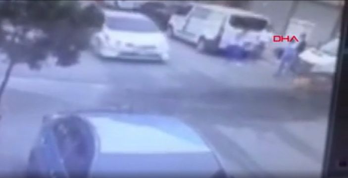 d İstanbul’da bisiklete binen çocuklara otomobil çarptı