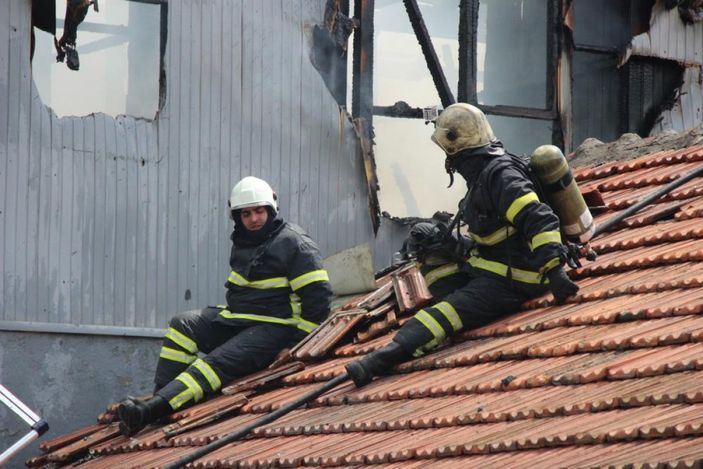 Kocaeli'de 2 katlı ev alev alev yandı