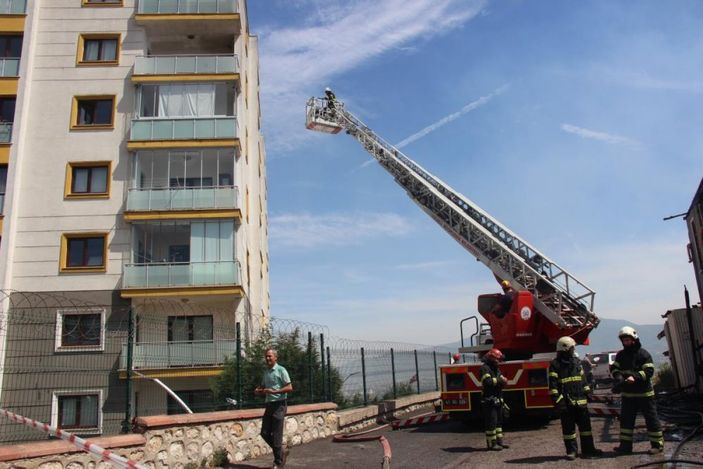 Kocaeli'de 2 katlı ev alev alev yandı