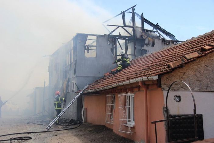 Kocaeli'de 2 katlı ev alev alev yandı