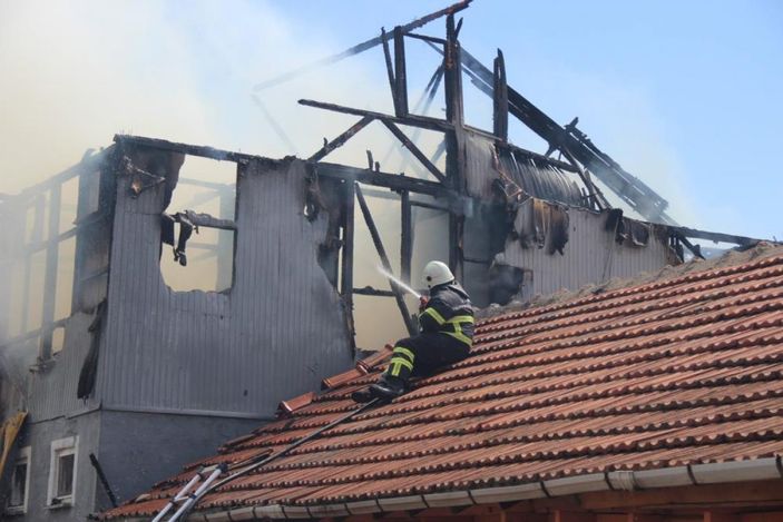 Kocaeli'de 2 katlı ev alev alev yandı