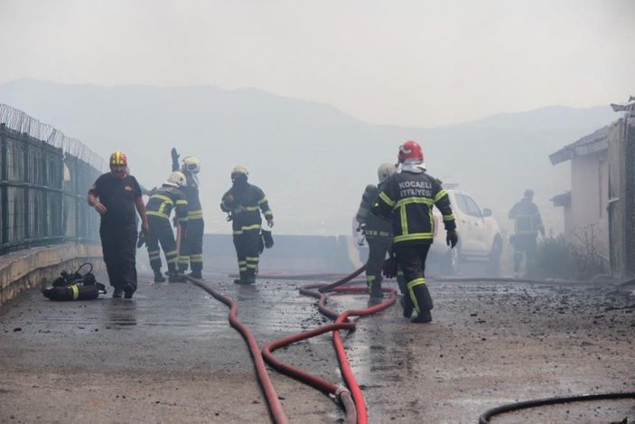 Kocaeli'de 2 katlı ev alev alev yandı