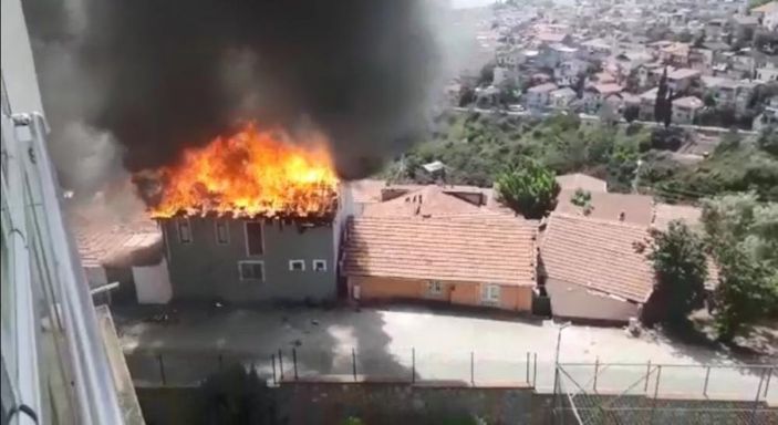 Kocaeli'de 2 katlı ev alev alev yandı