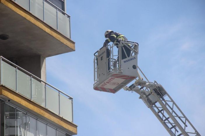 Kocaeli'de 2 katlı ev alev alev yandı