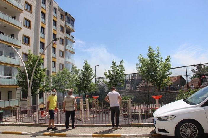 Kocaeli'de 2 katlı ev alev alev yandı
