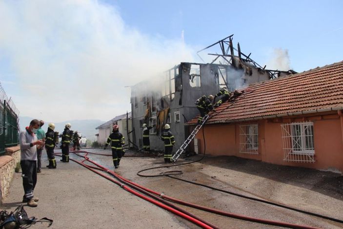 Kocaeli'de 2 katlı ev alev alev yandı
